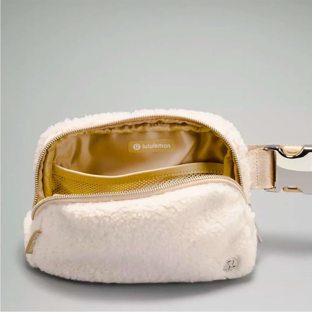 Lululemon sherpa belt bag in cream sherpa - Picture 1 of 6